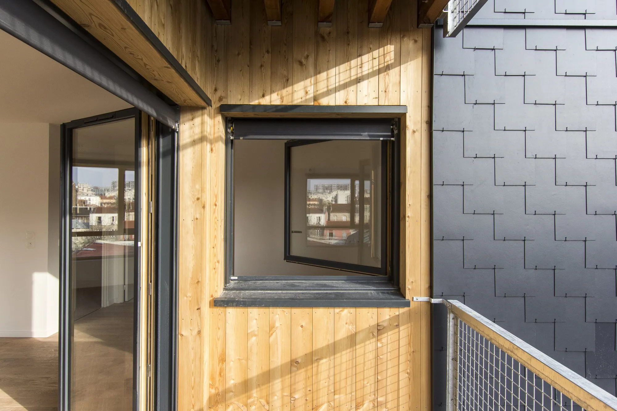 Loggia en bois et fenêtre d'angle