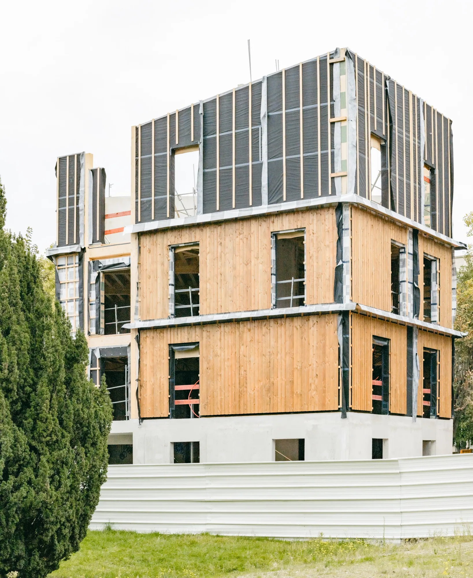 Haïku en construction : façade en bois