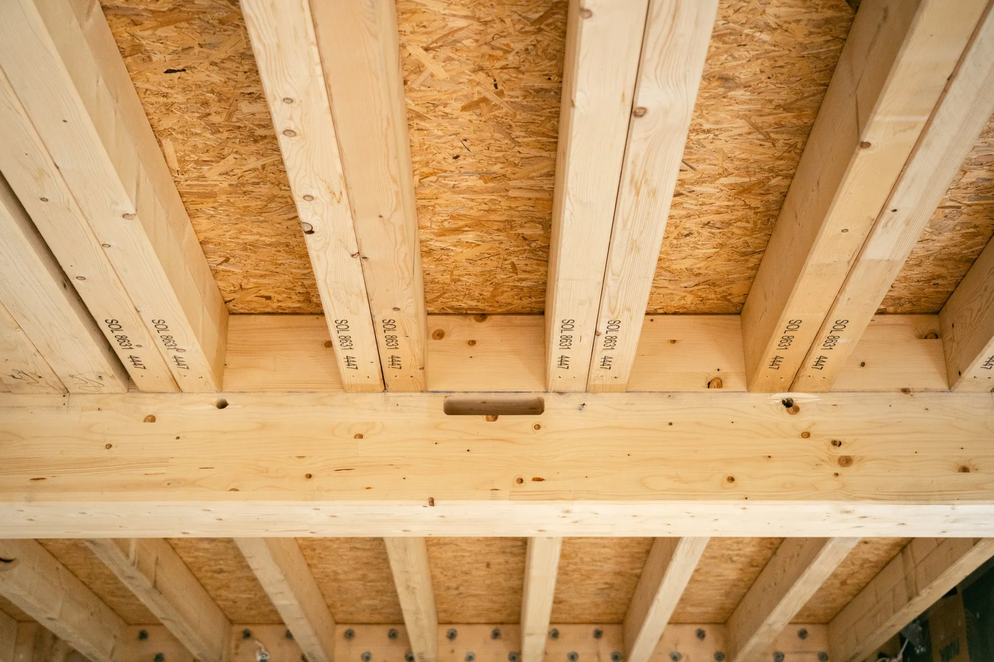 Plancher en bois vu d'en dessous