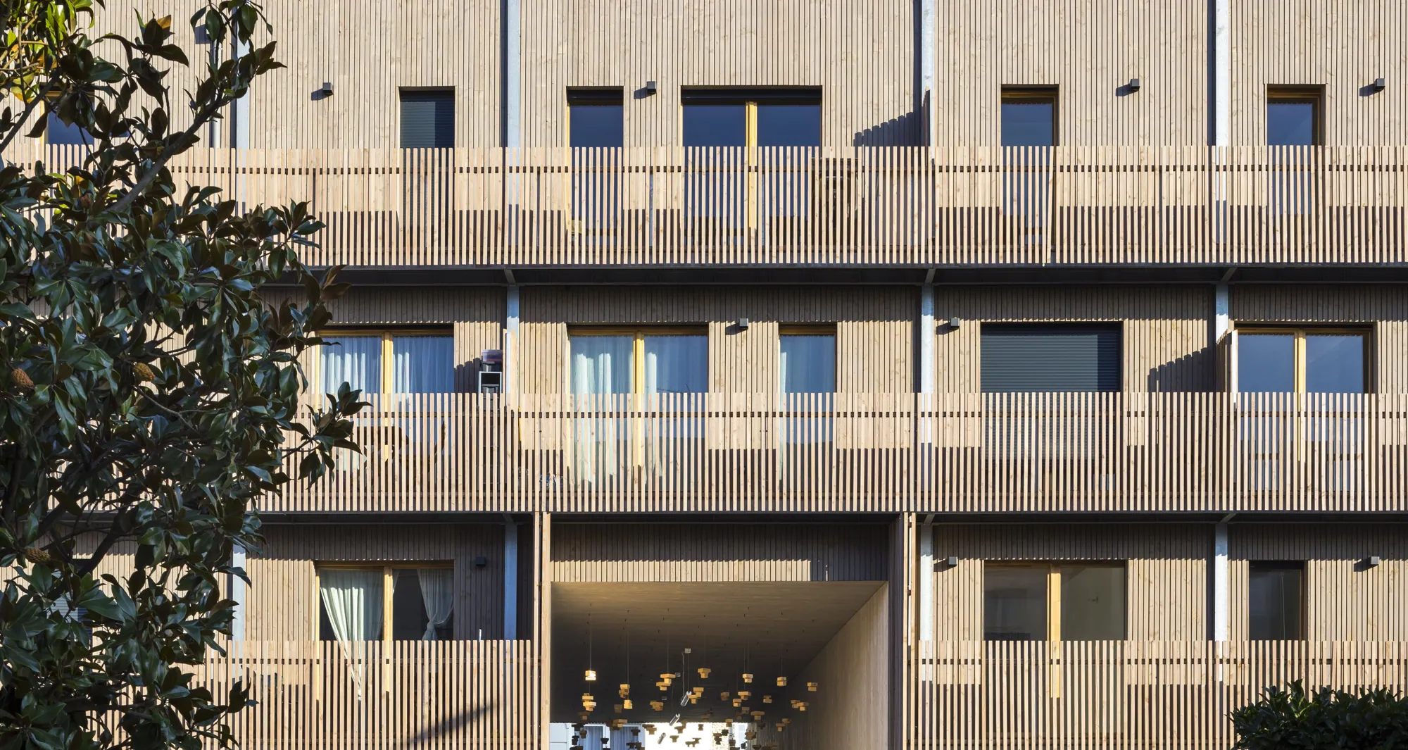 Façade en bois et balcons de L'Hester
