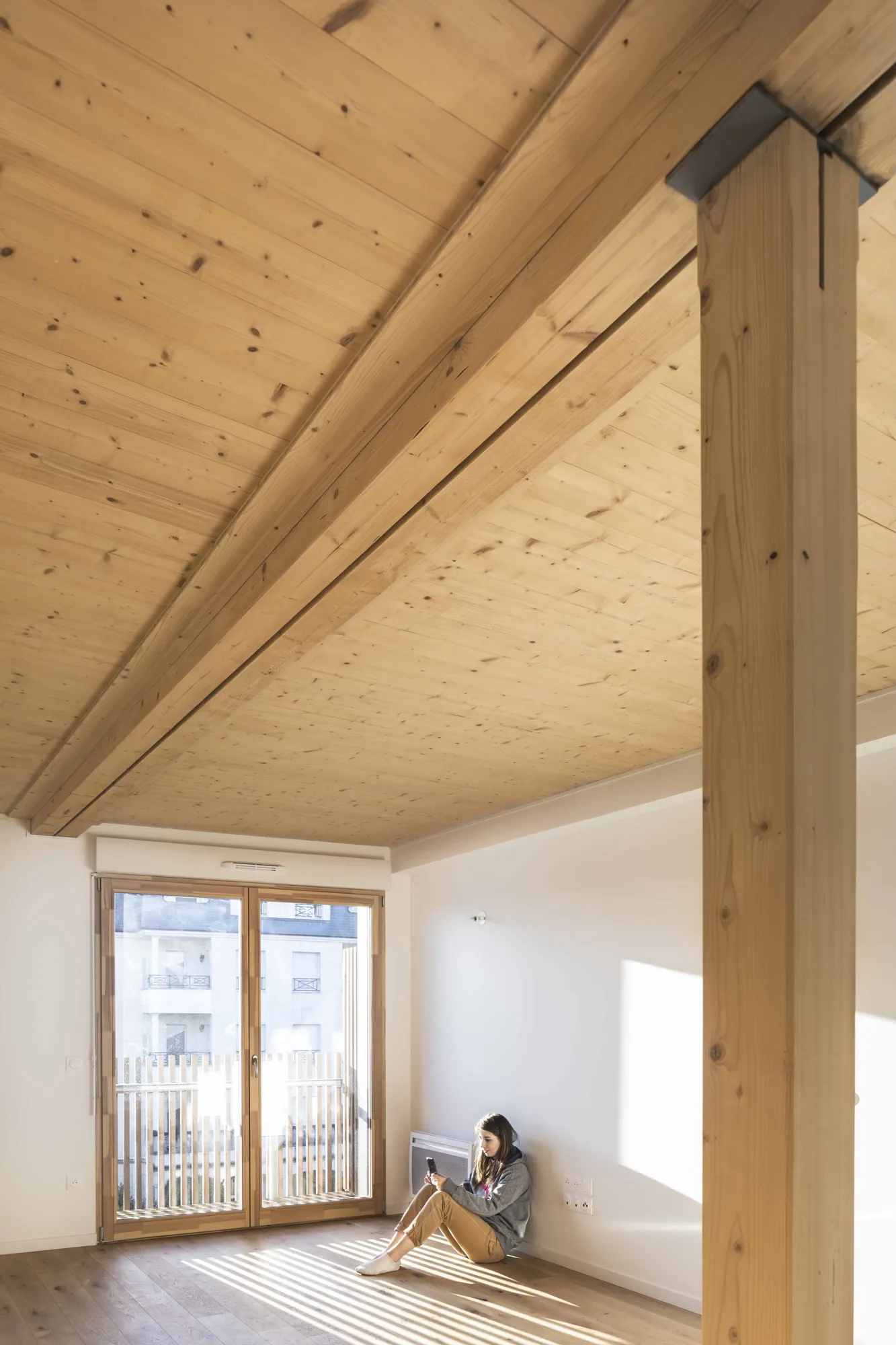 Intérieur avec poutres en bois et grandes fenêtres