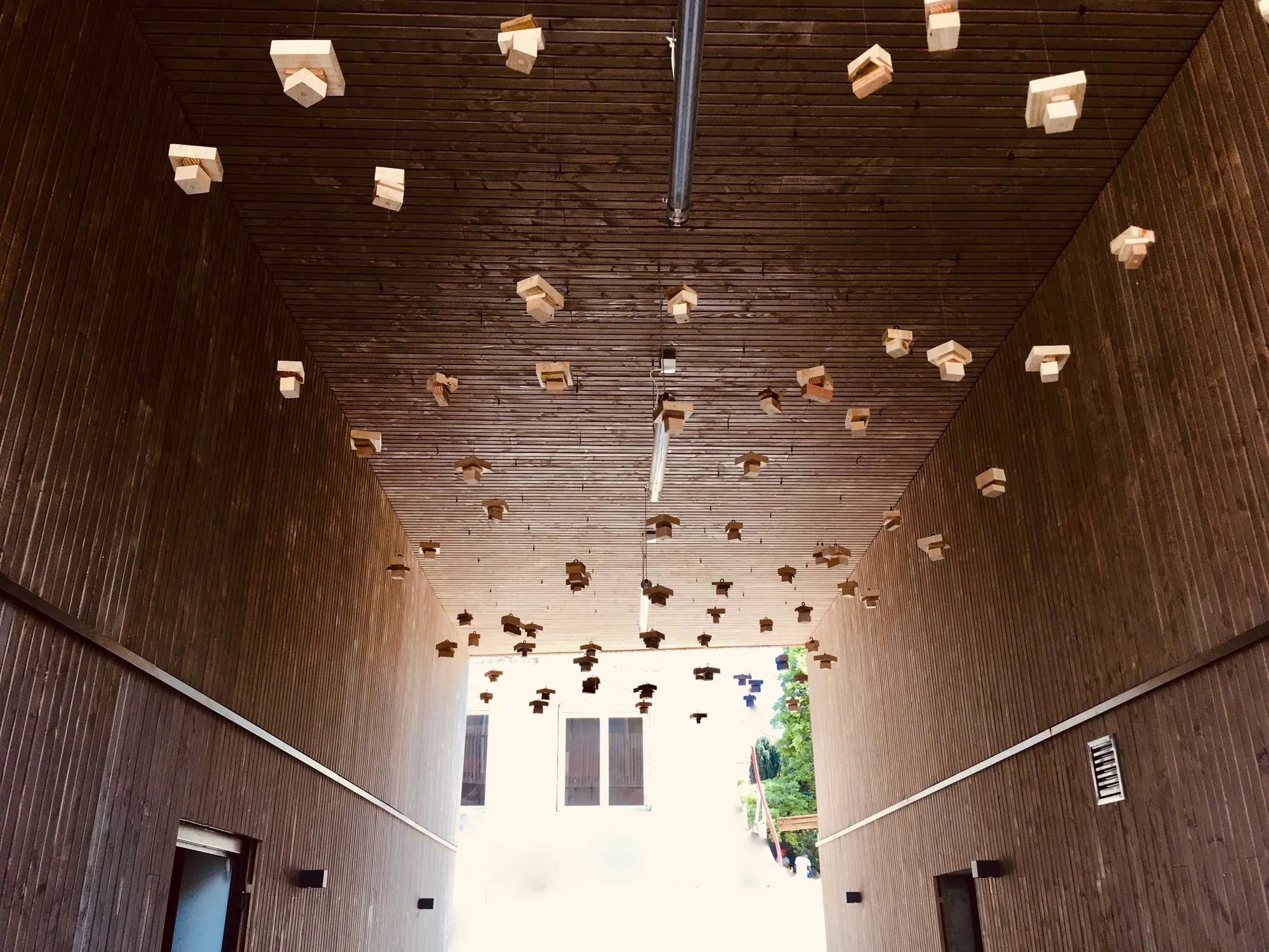 Plafond du hall et suspentes en réemploi