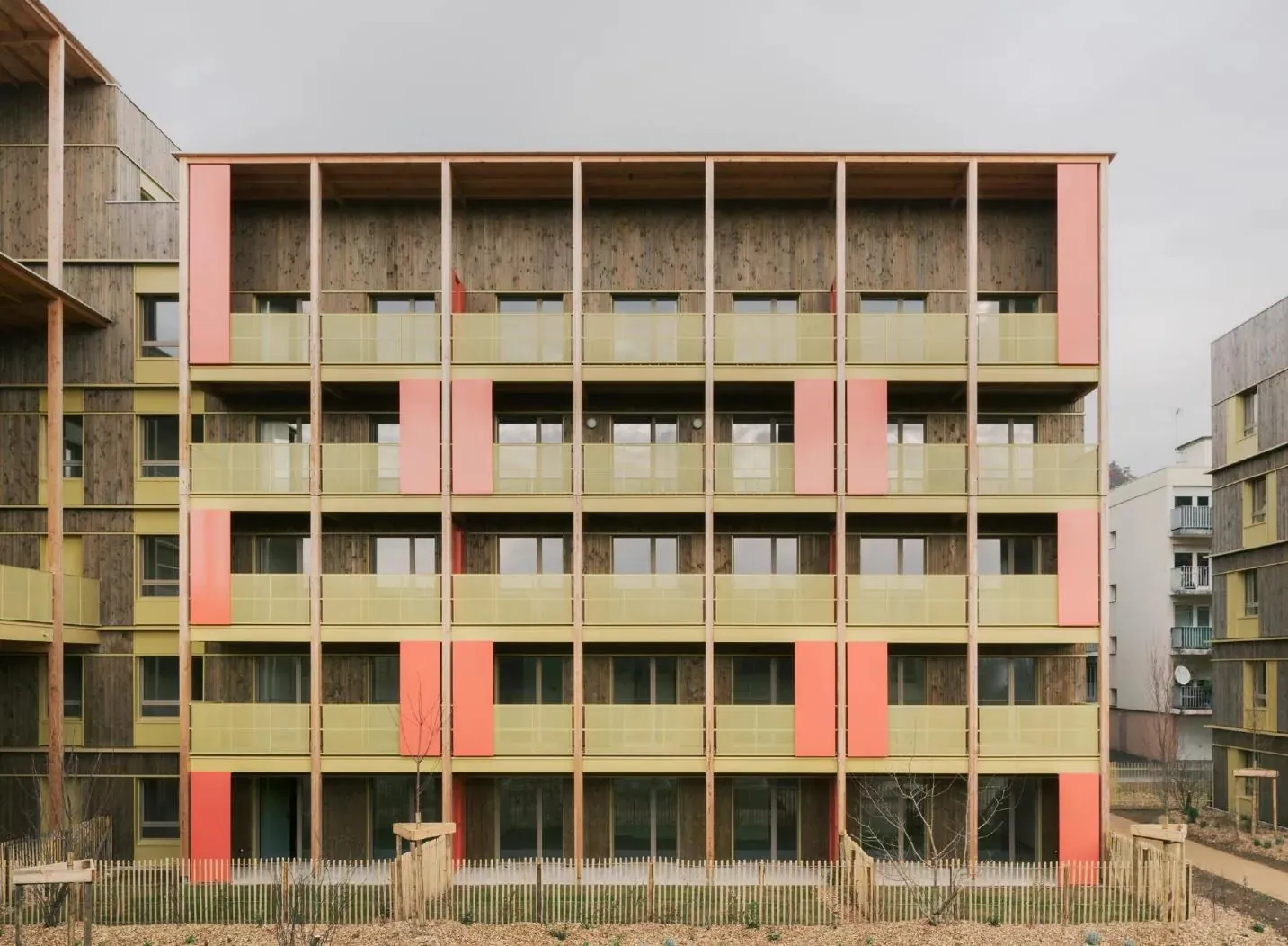 Origines, Trévoux, façade en bois et panneaux colorés
