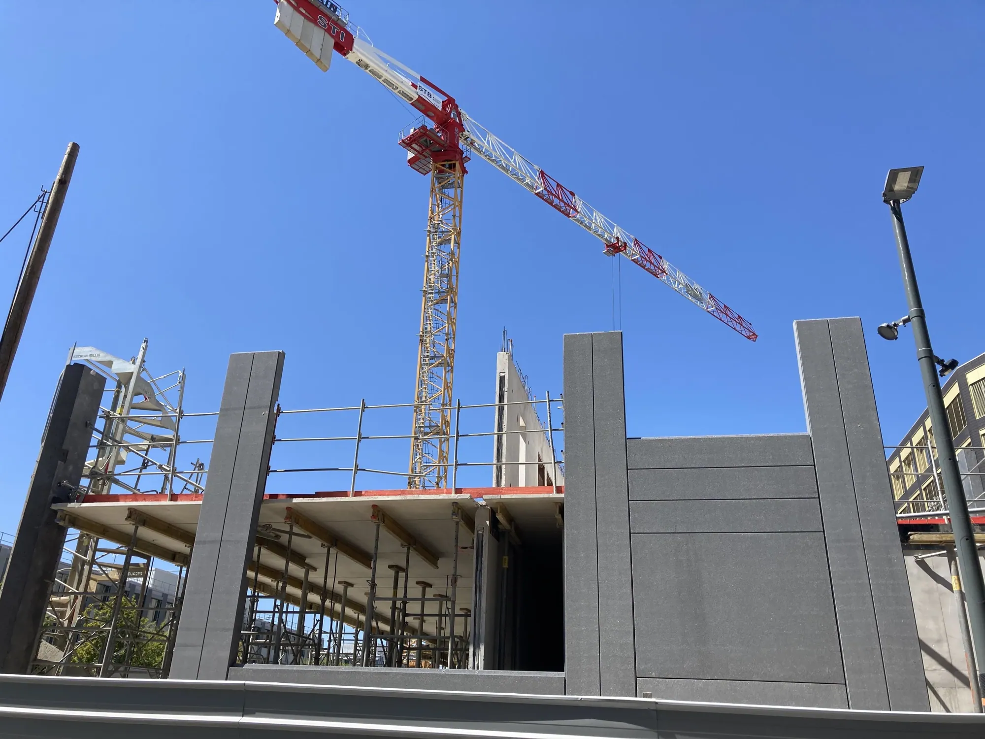Panneaux de façade et grue sur le chantier