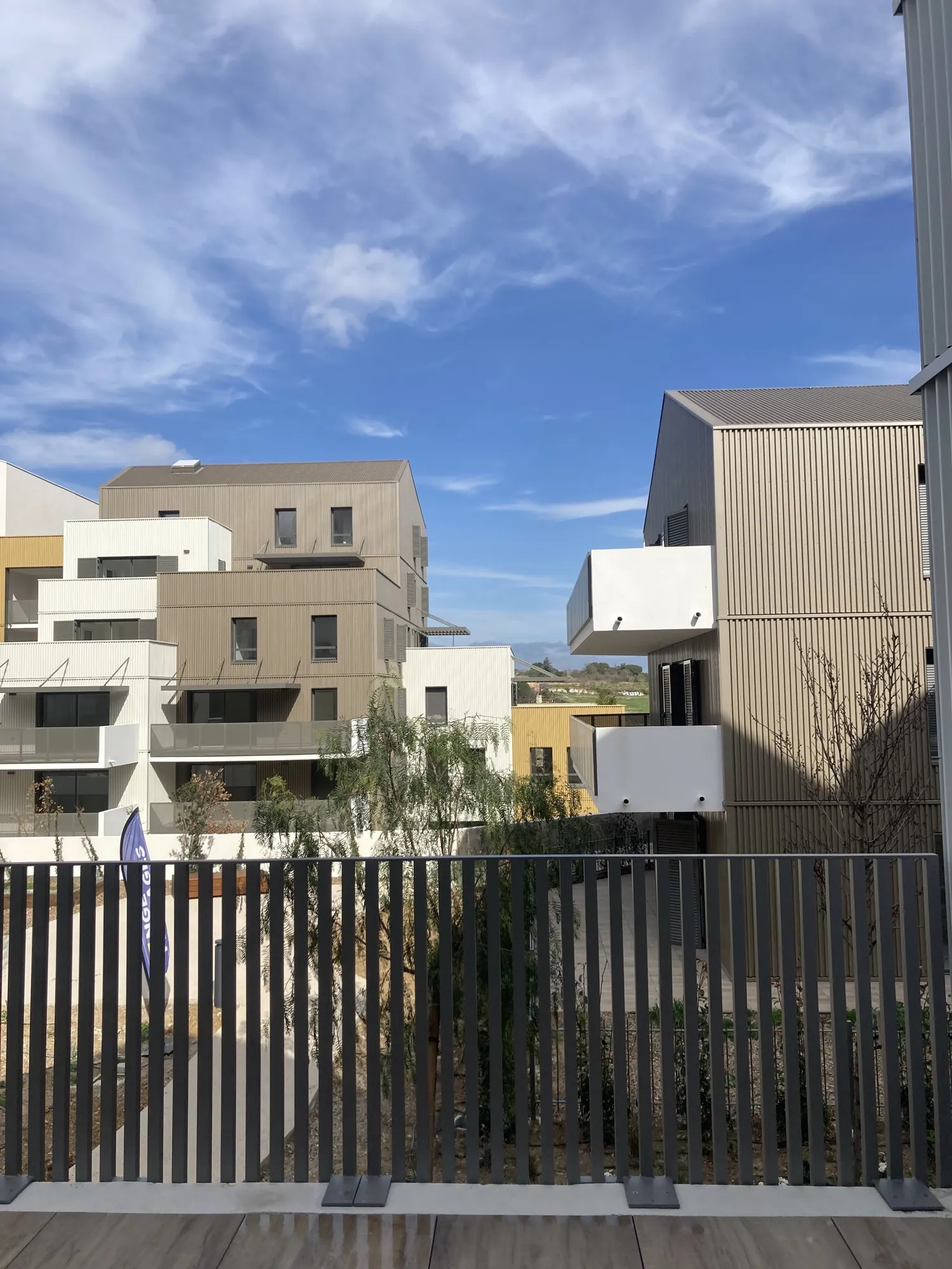Façades blanches et bois autour du jardin