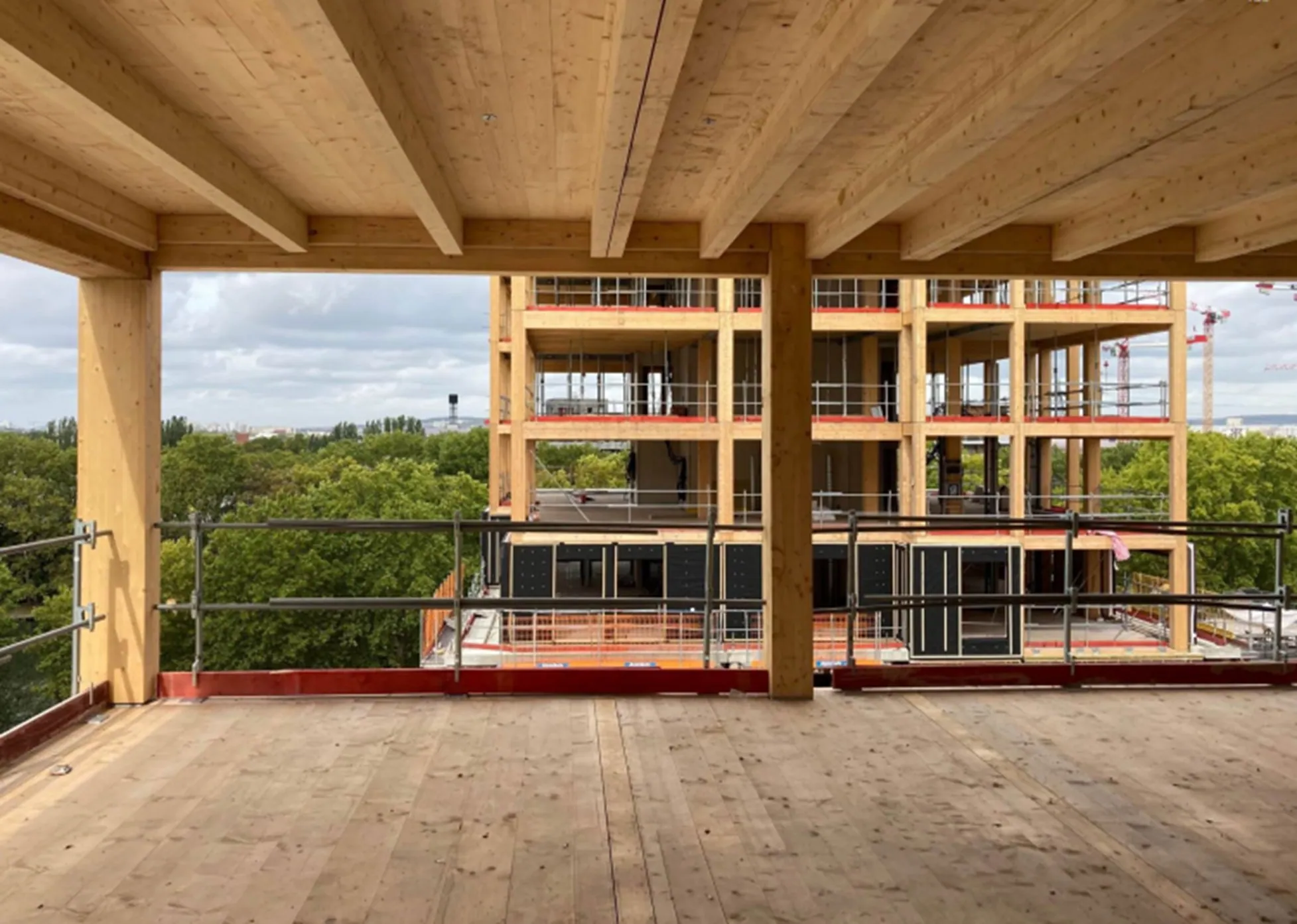 Plateau en bois ouvert sur le paysage