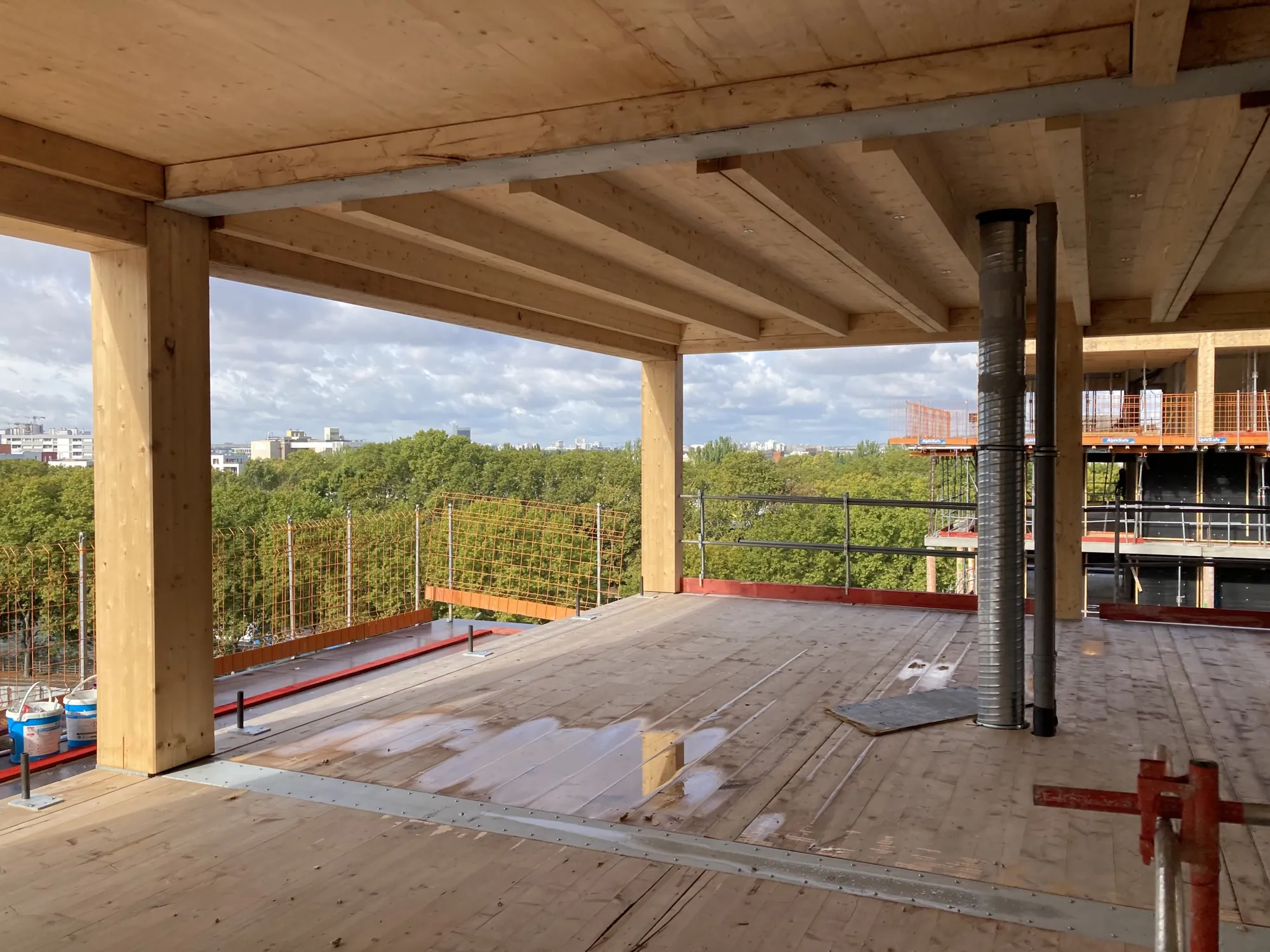 Plancher et poteaux en bois sur le chantier