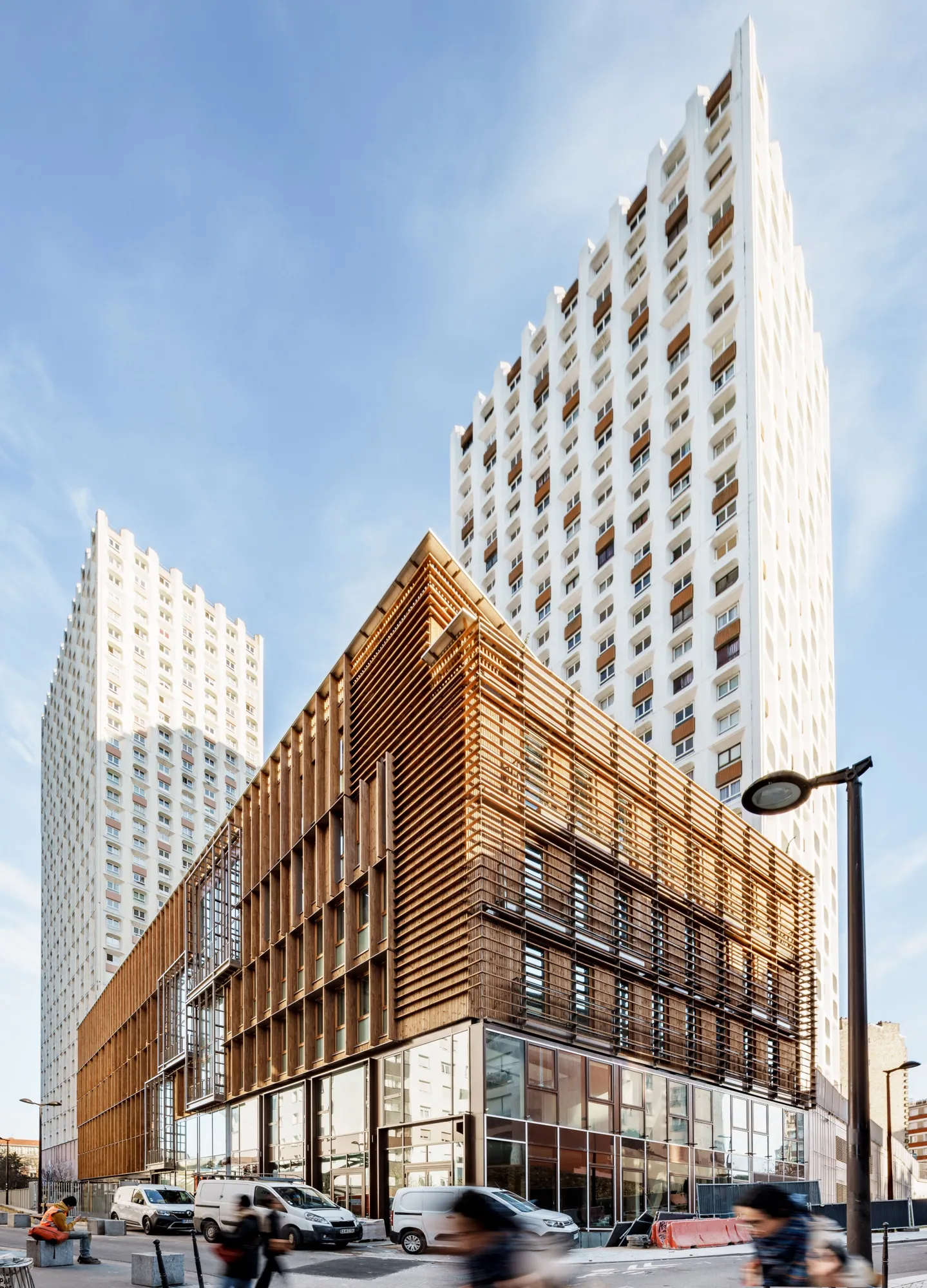 L'angle de Wiki Village et sa façade en bois