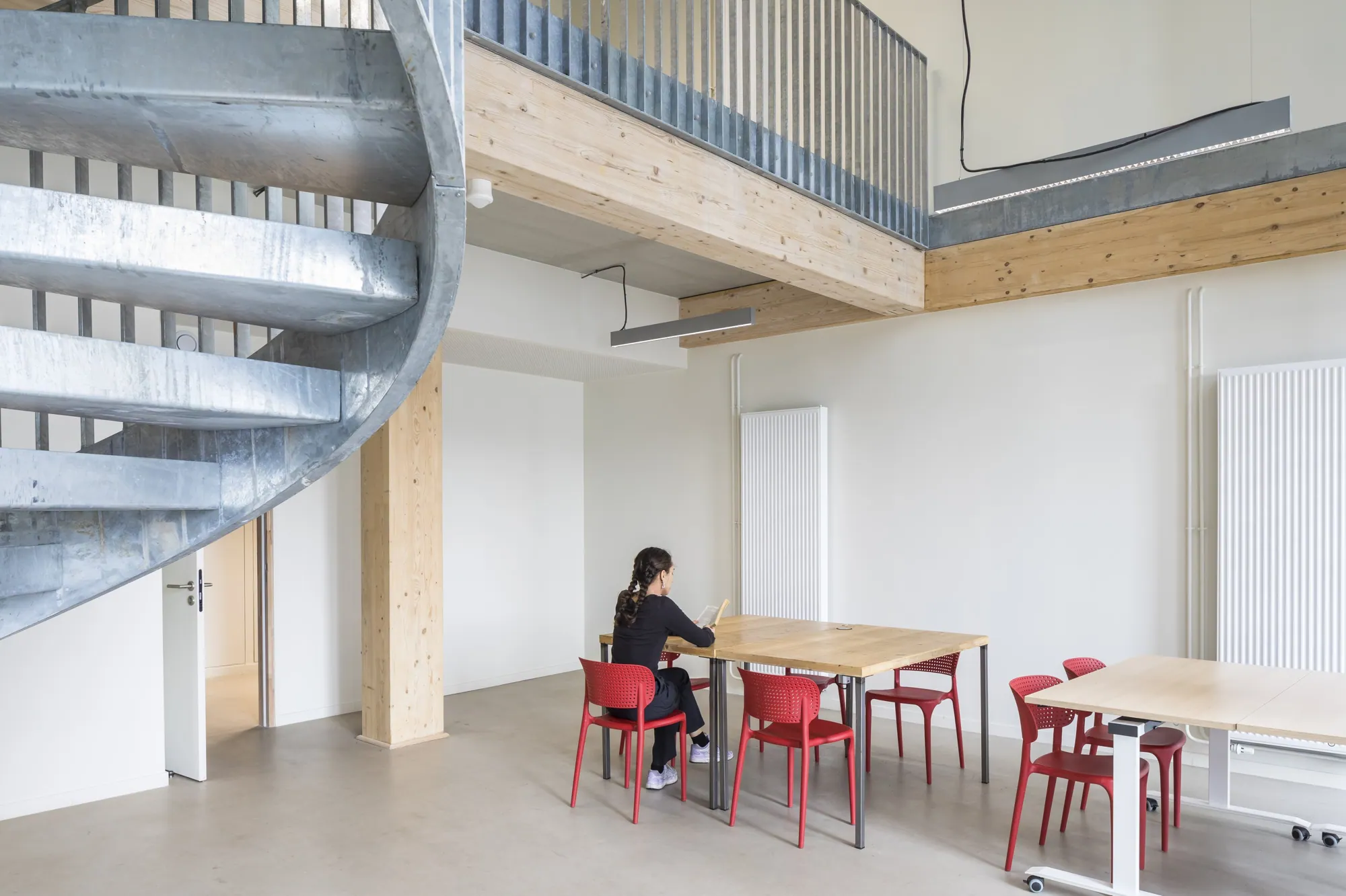 Espace commun avec escalier hélicoïdal