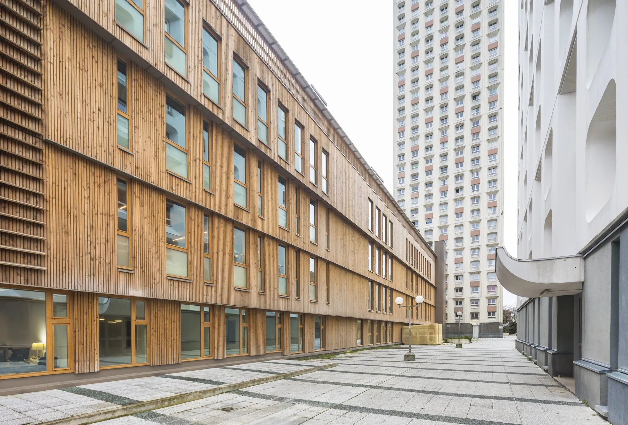 Façade en bois le long de la rue