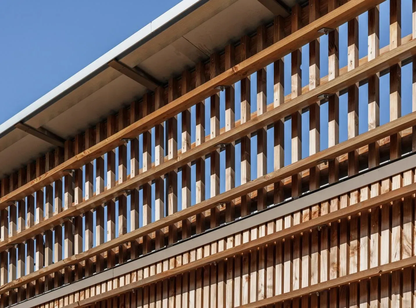 Brise-soleil en bois de la façade