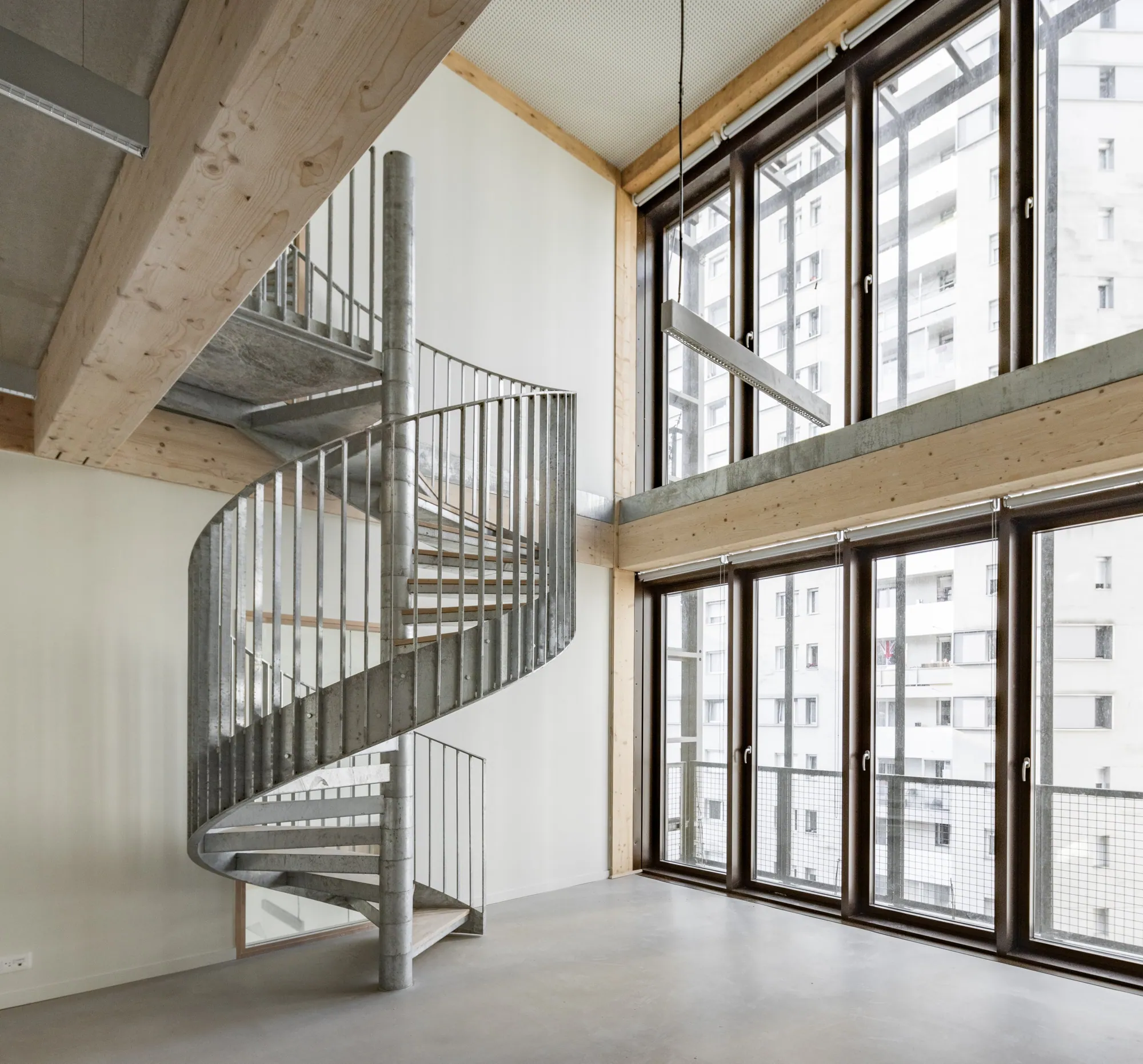 Escalier hélicoïdal dans un plateau en bois