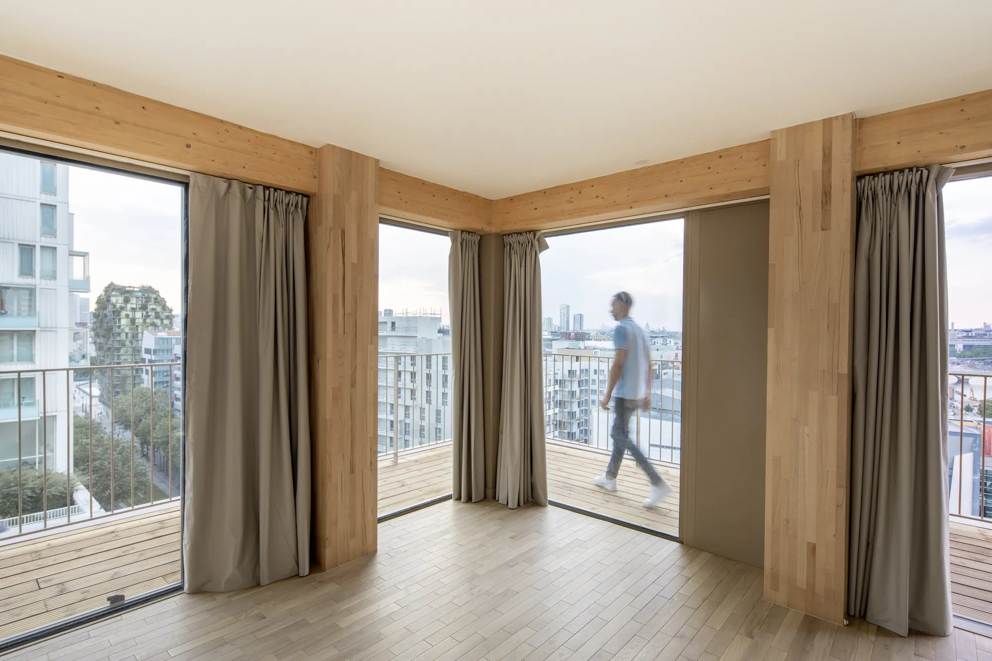 Pièce d'angle aux grandes baies vitrées
