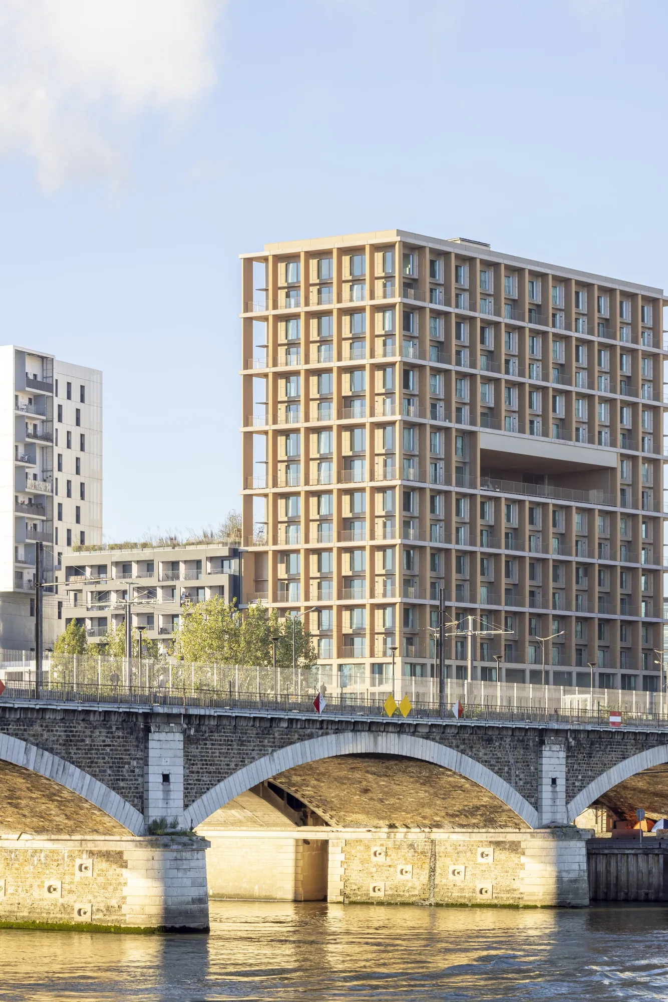 La tour Wood Up vue depuis le pont