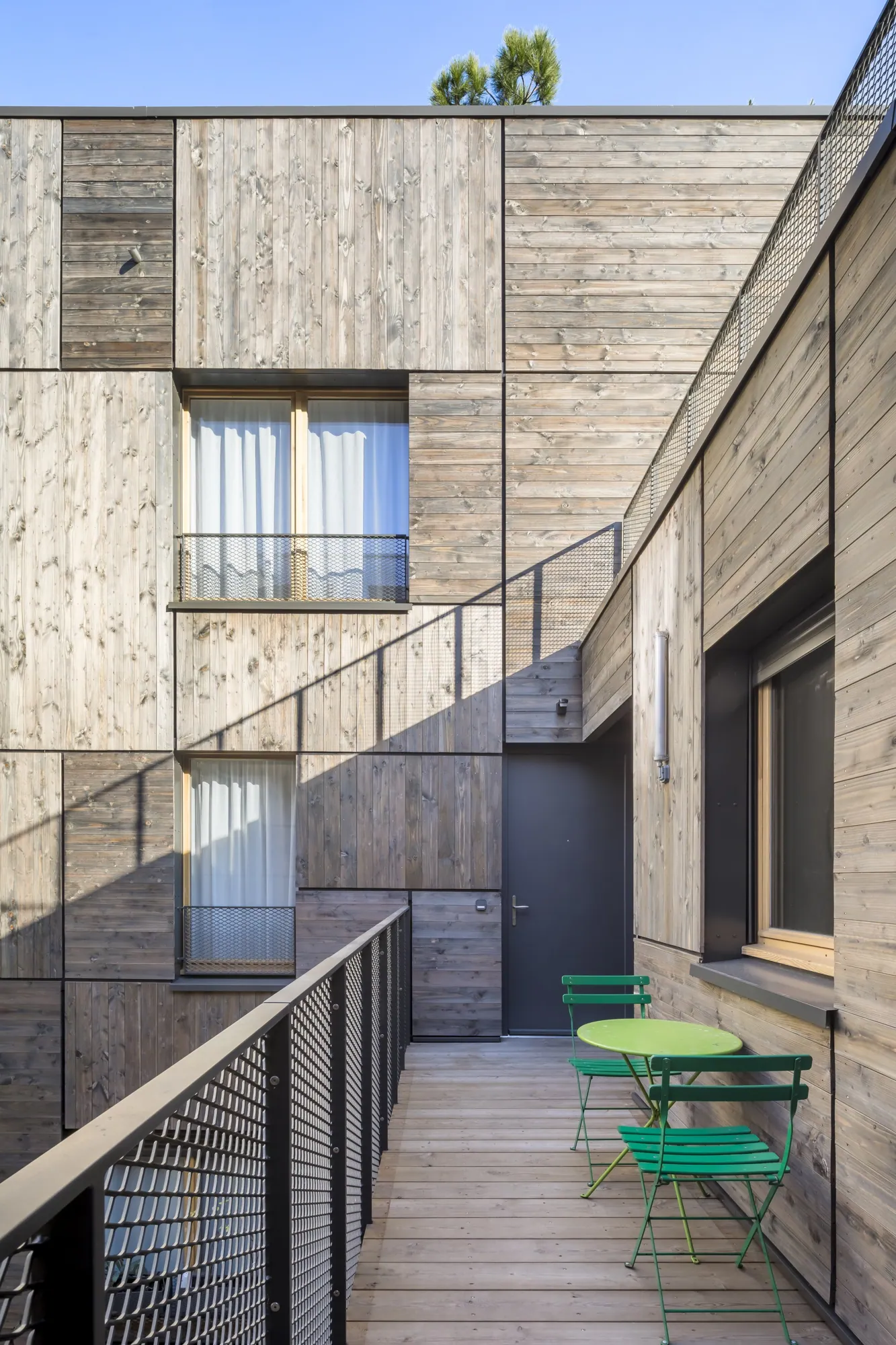 Coursive et terrasse partagée en bois