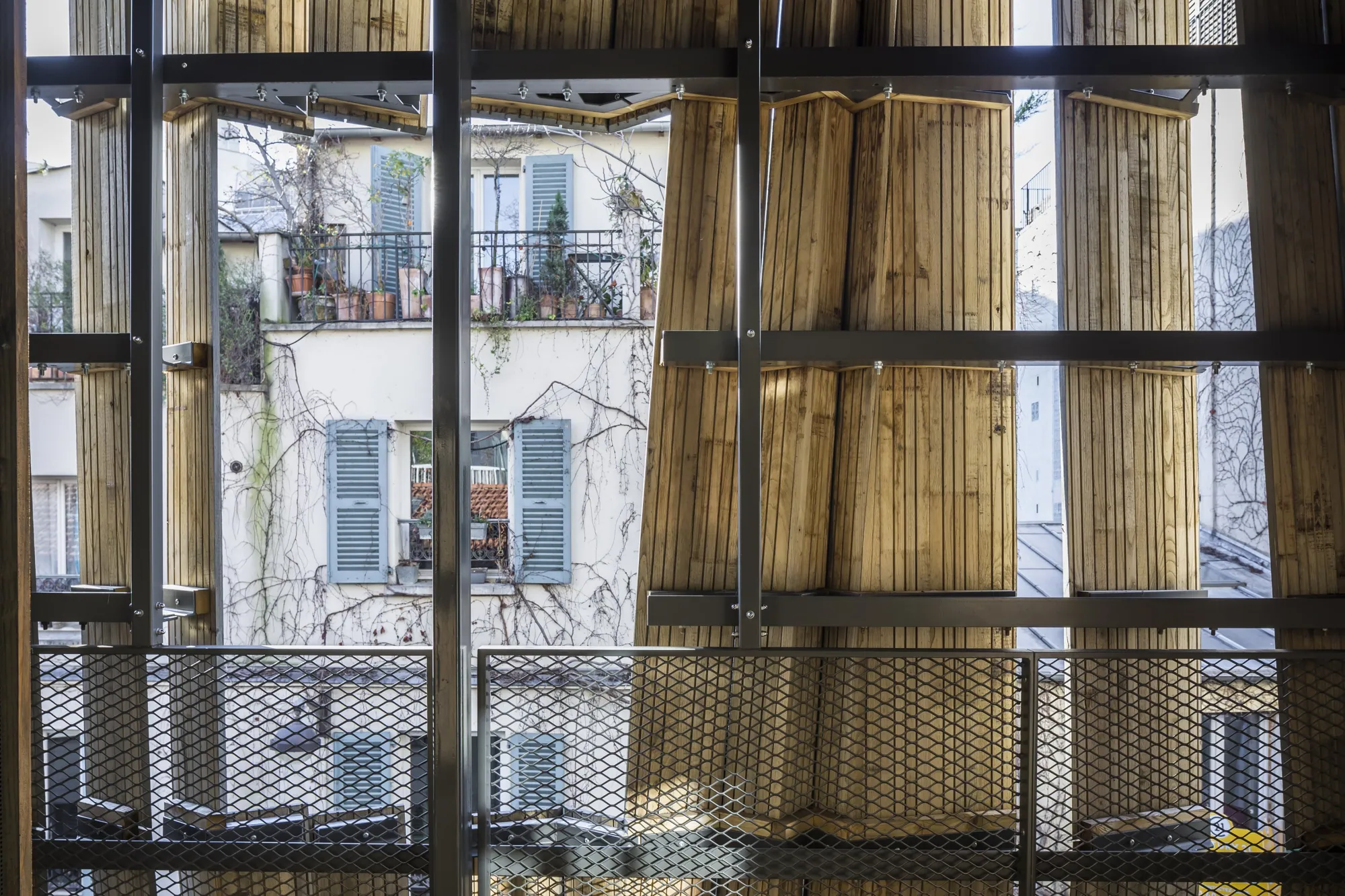 Fenêtre ouvrant sur les façades en bois