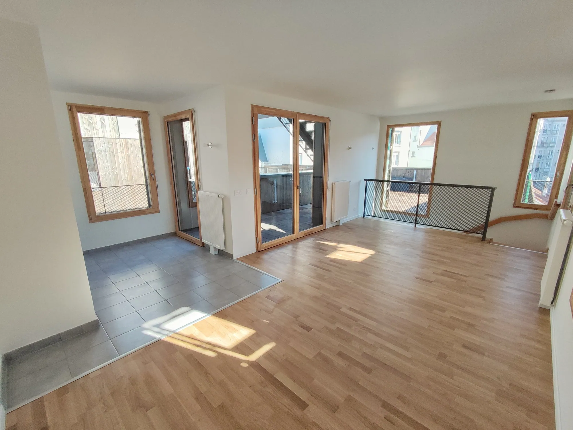 Pièce de vie avec parquet et escalier