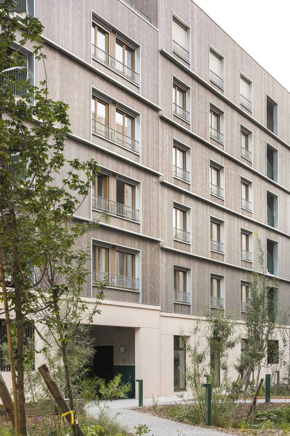 Les Pierres Sauvages, façade pierre et bois, Pantin